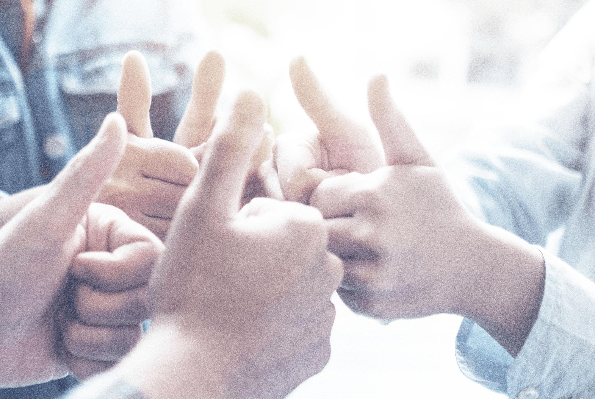 サムズアップしている手の写真